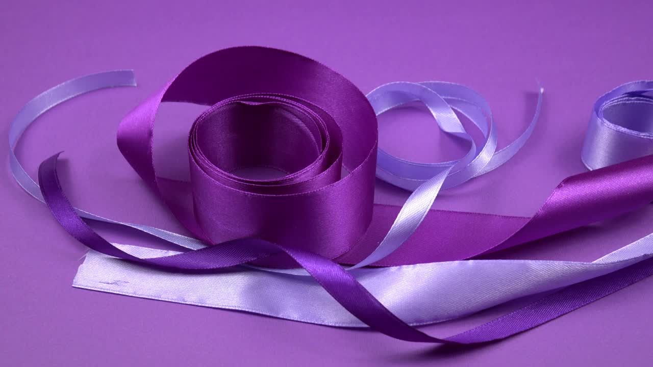 紫色的背景上铺着紫色的缎带视频下载