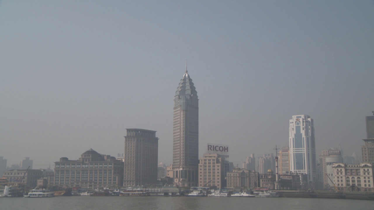 这张照片拍摄于一个烟雾弥漫、阳光明媚的日子，浦西位于著名的上海外滩后面视频下载