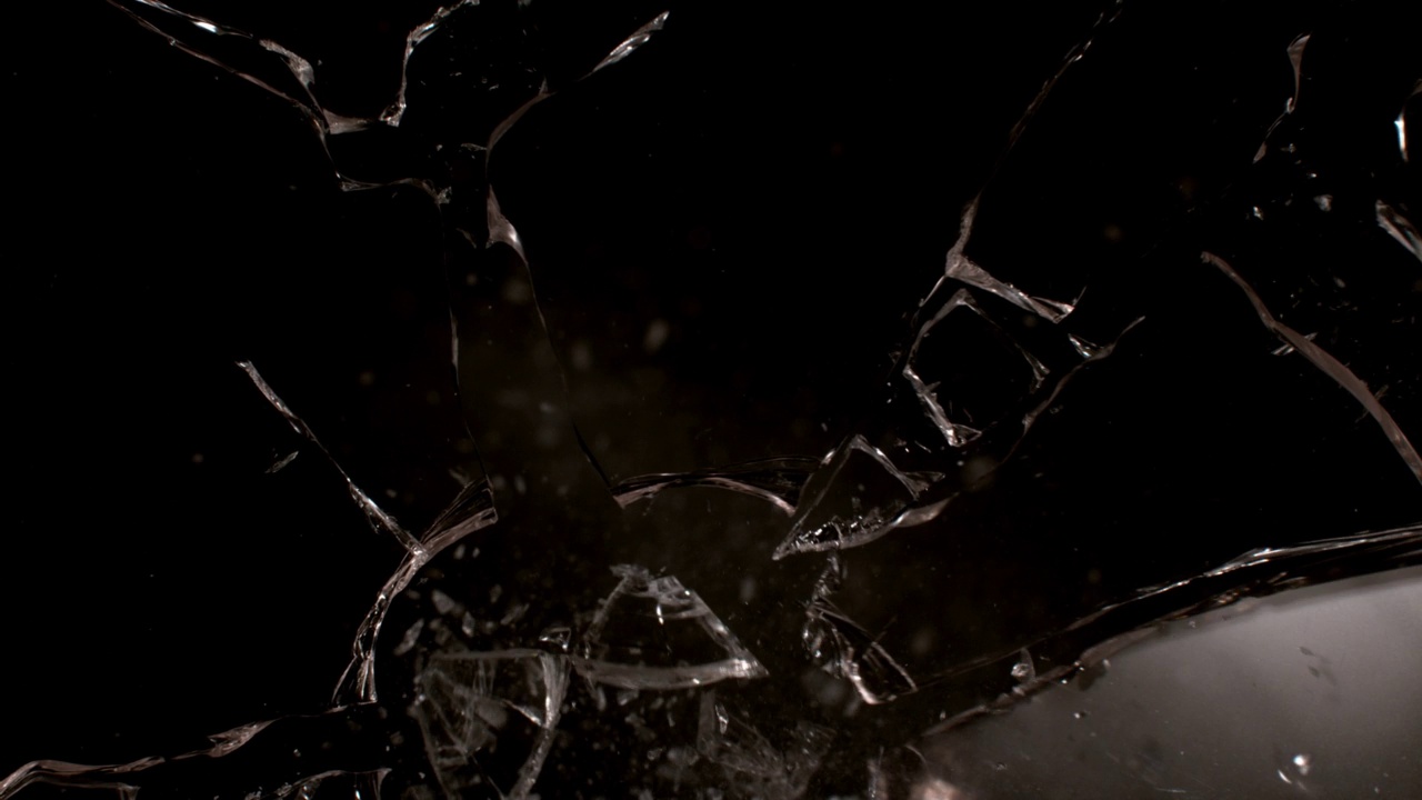 暗色玻璃墙爆炸视频素材