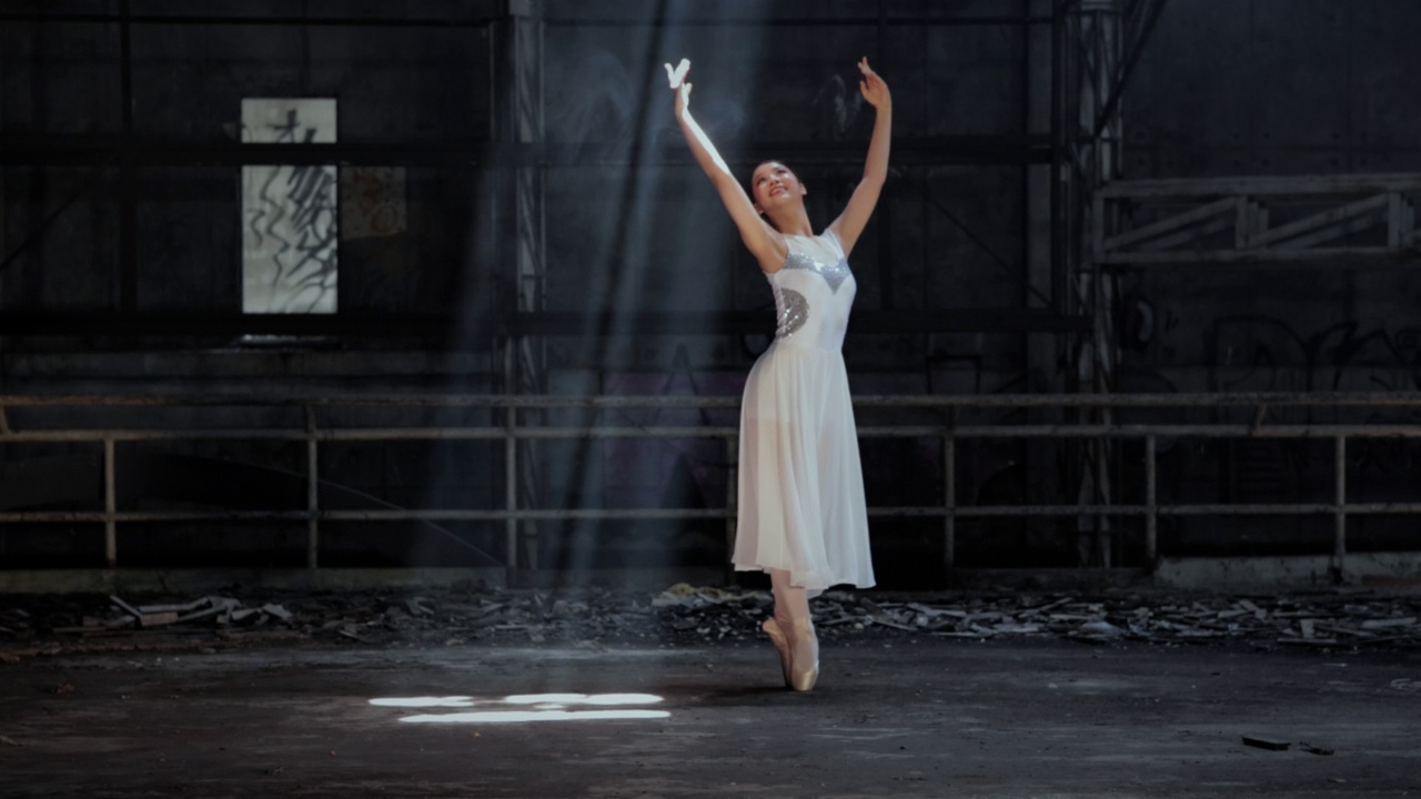 年轻美丽的芭蕾舞女演员在黑暗中与烟背光跳舞。视频素材