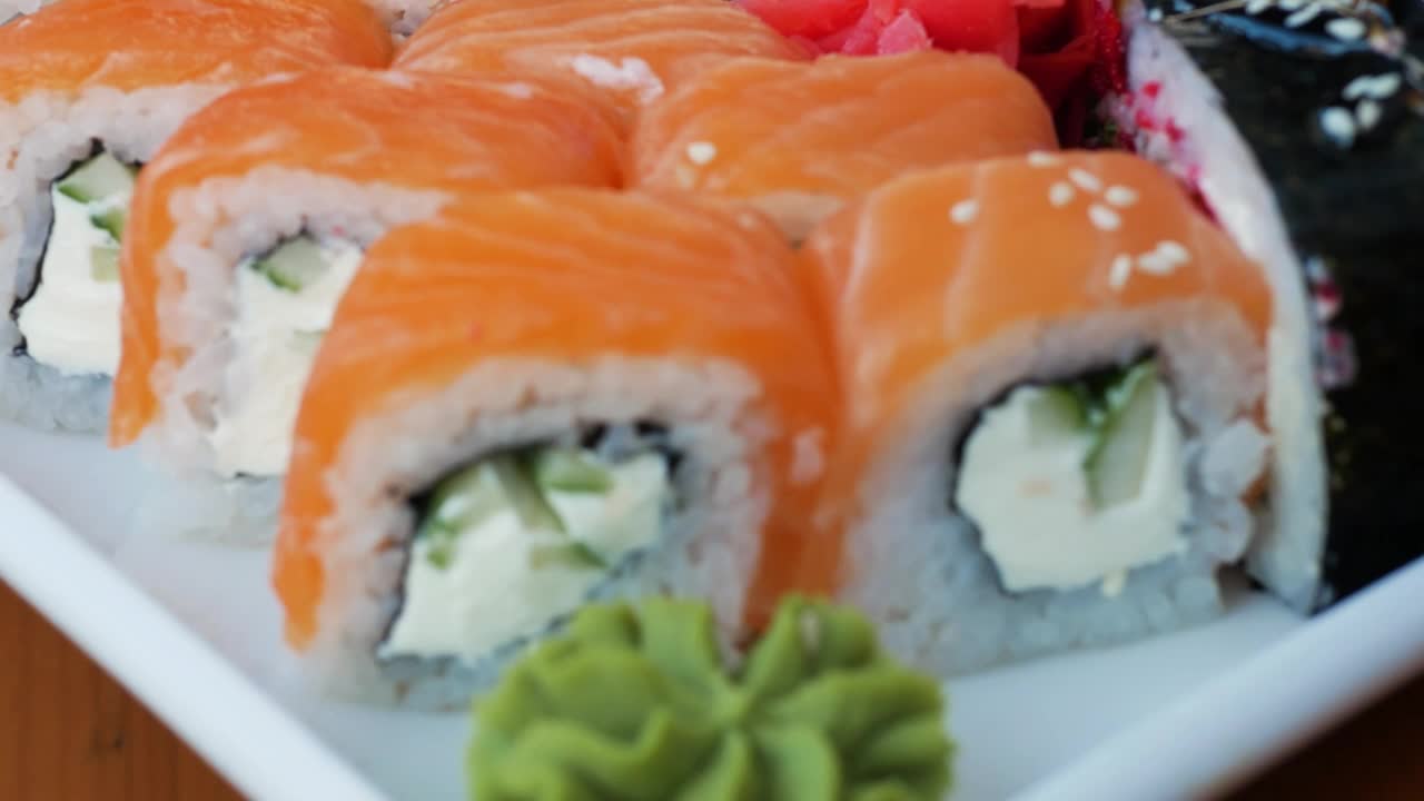 开胃的新鲜寿司特写，芥末寿司在一个白色的盘子视频素材