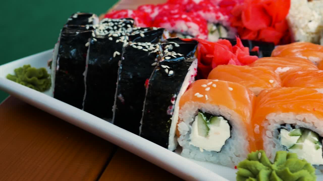 大米食物。开胃的新鲜寿司特写，芥末寿司在一个白色的盘子。视频素材