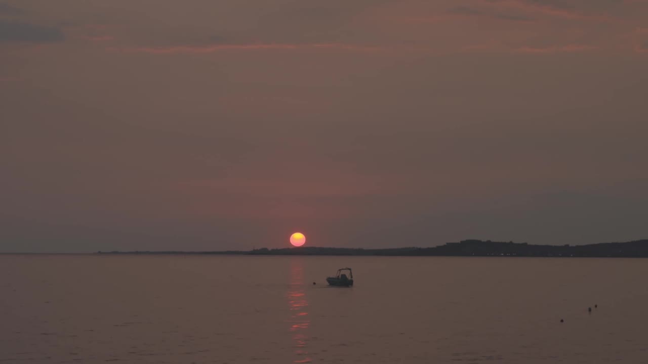 希腊地中海的落日美景。美丽多彩的自然背景。视频素材