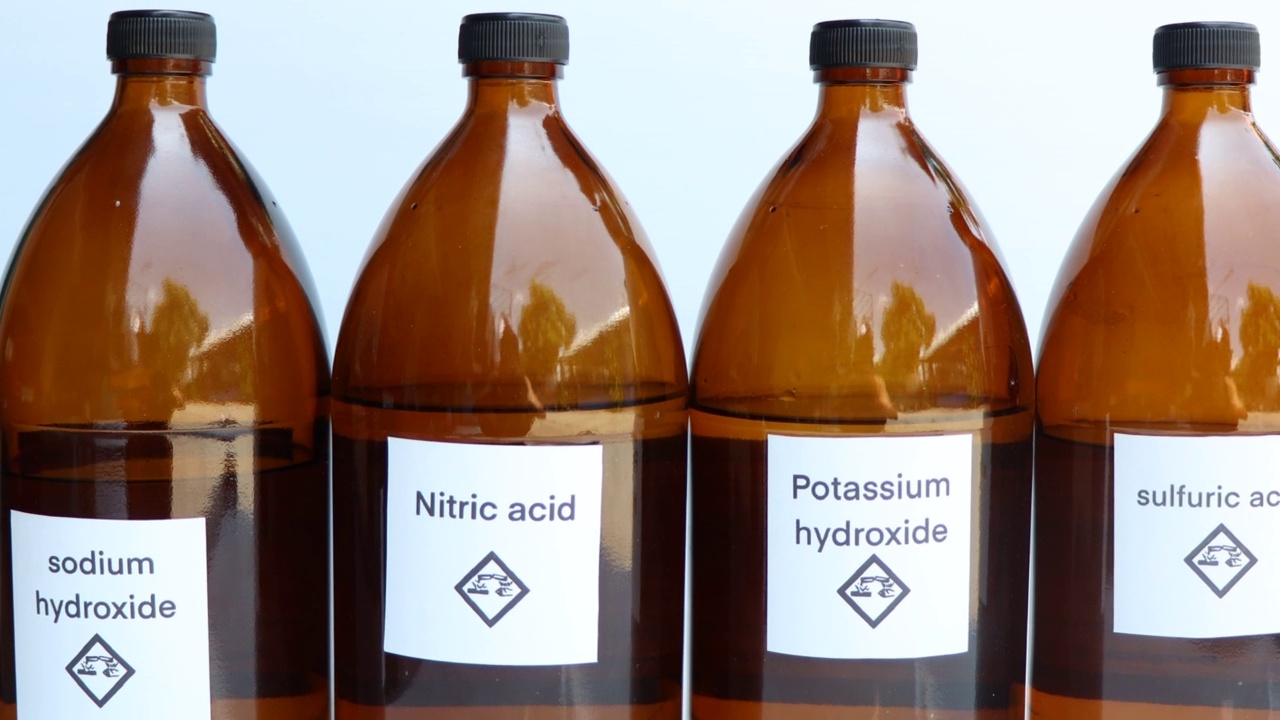 实验室使用的瓶子里的化学品视频下载