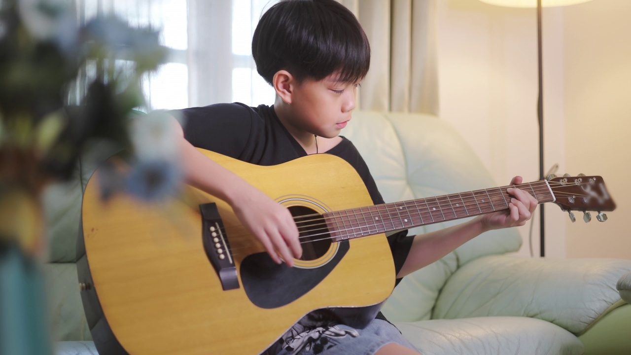 亚洲男孩弹奏原声吉他视频下载