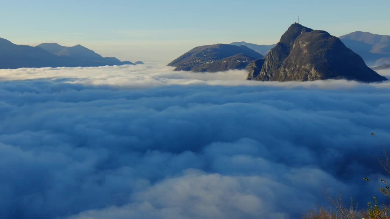 高山湖卢加诺的全景与云海和山在一个晴朗的秋日视频素材