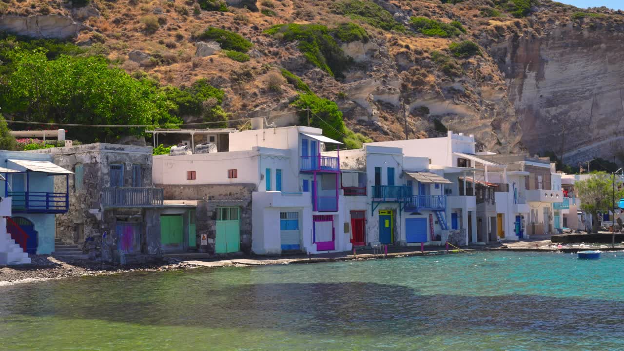 位于希腊米洛斯岛的传统希腊渔村Klima，有着白色的建筑和彩色的门窗视频素材