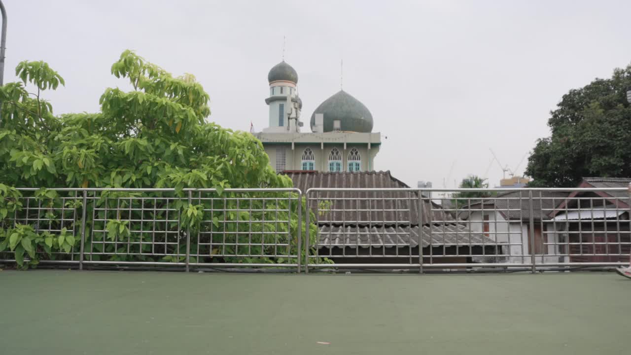 亚洲跑步团体跑过清真寺;慢动作视频素材