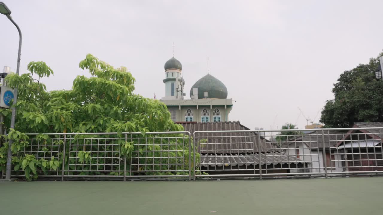 亚洲跑步团体跑过清真寺;慢动作视频下载