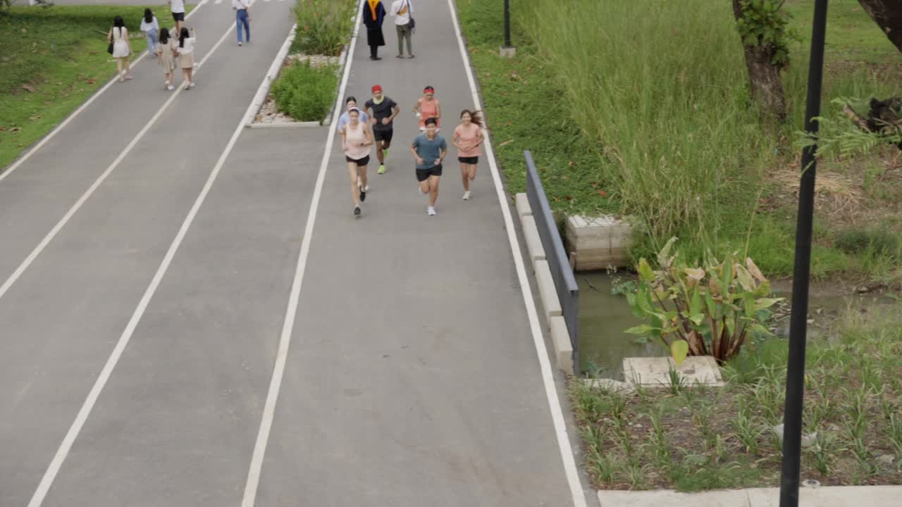本卡基蒂森林公园的跑步者群鸟瞰图视频素材