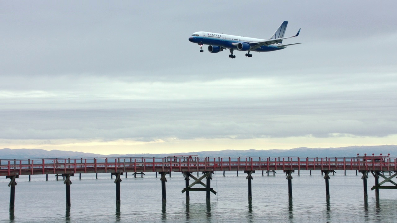 美国联合航空公司波音757在加州旧金山降落视频素材