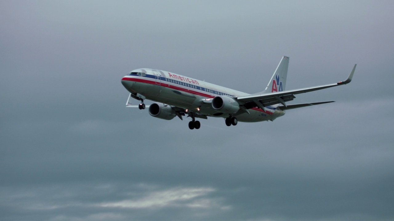 MS PAN TS美国航空公司波音737在加州旧金山降落视频素材