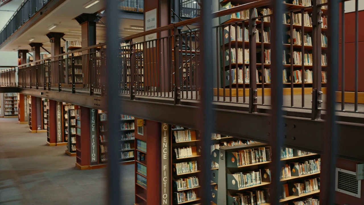 图书馆里一排排整齐排列的书架。安静的空图书馆里有各种各样的书。视频下载
