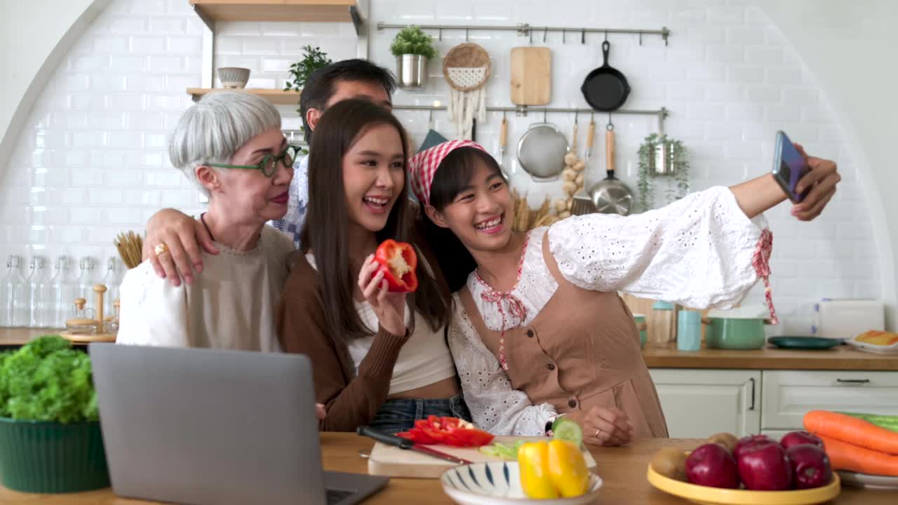 幸福的亚洲家庭在家里的厨房里一起拍照。视频素材
