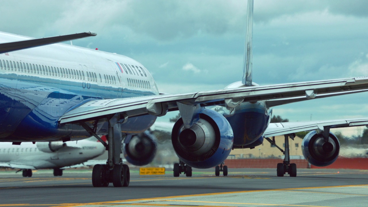 MS PAN联合航空公司的空客320在加州旧金山与其他飞机一起出租车视频素材