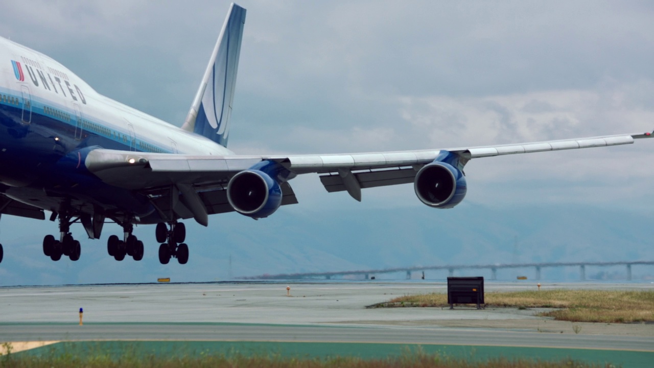 MS PAN TS联合航空公司波音747降落在加州旧金山视频素材
