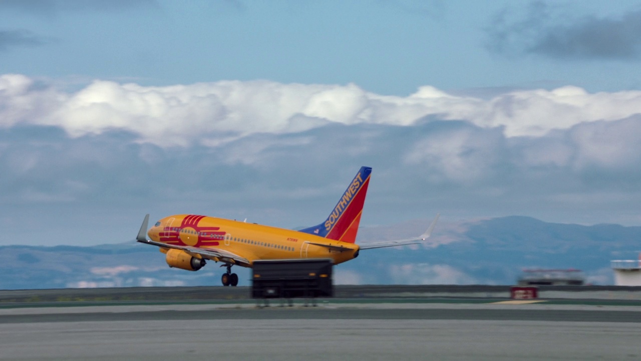 美国西南航空公司波音737飞机在加州旧金山起飞视频素材