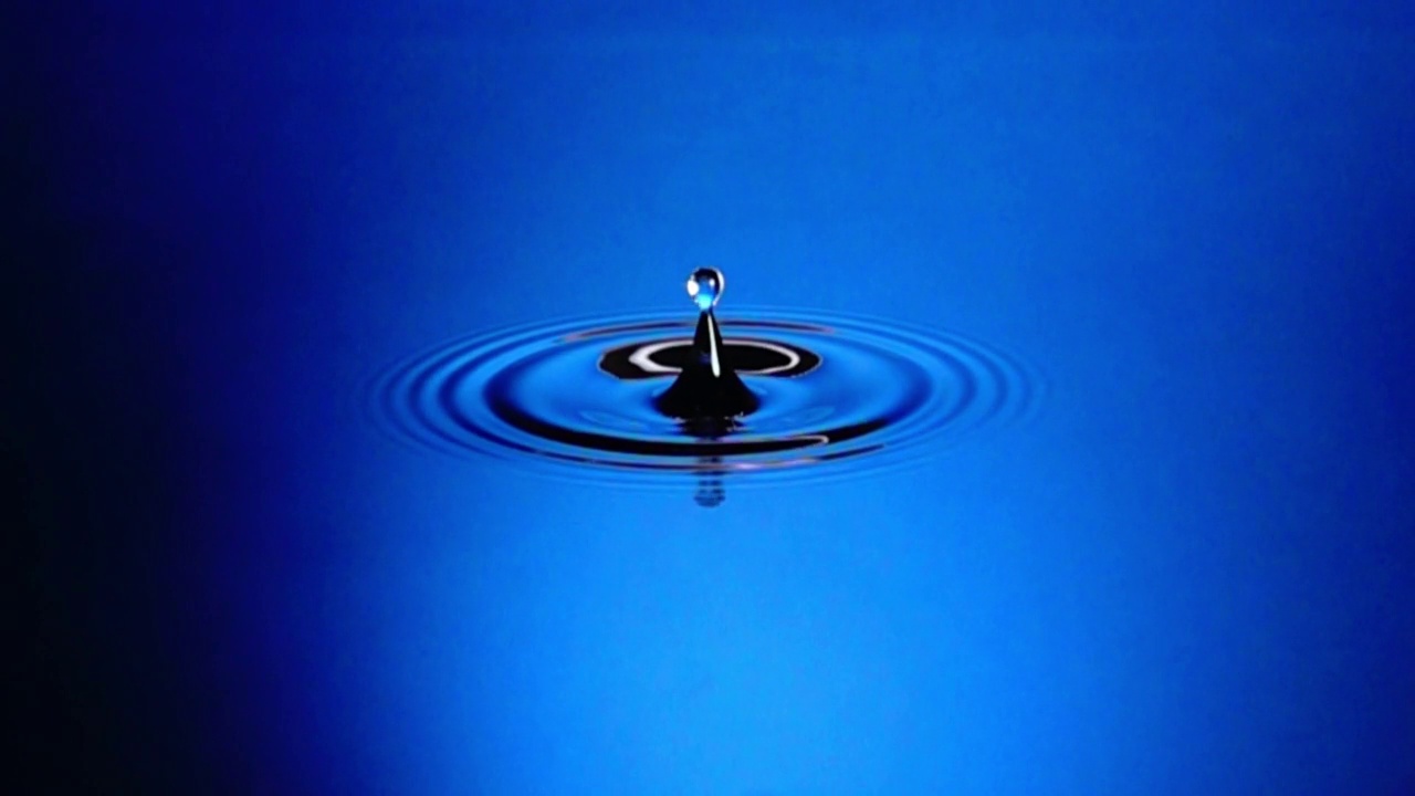 水滴落在水面上视频下载