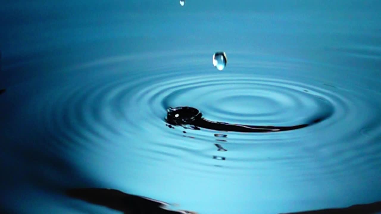水滴落在水面上视频素材