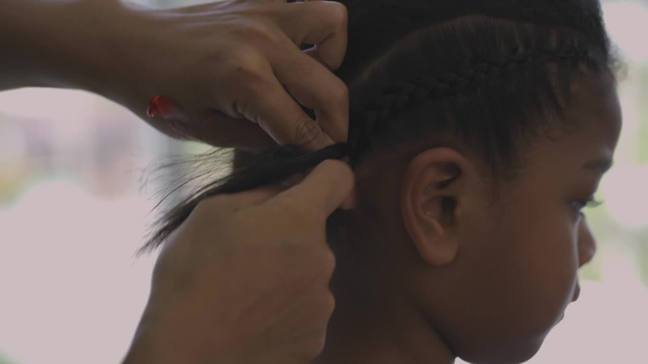 样式的女儿的头发。视频下载