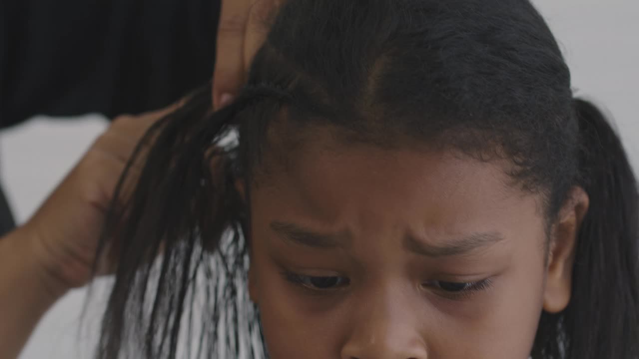 为女儿梳头发。视频素材