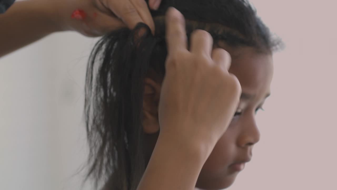 为女儿梳头发。视频素材