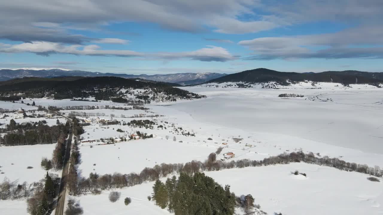保加利亚巴塔克水库被冰覆盖的空中冬季视图视频素材