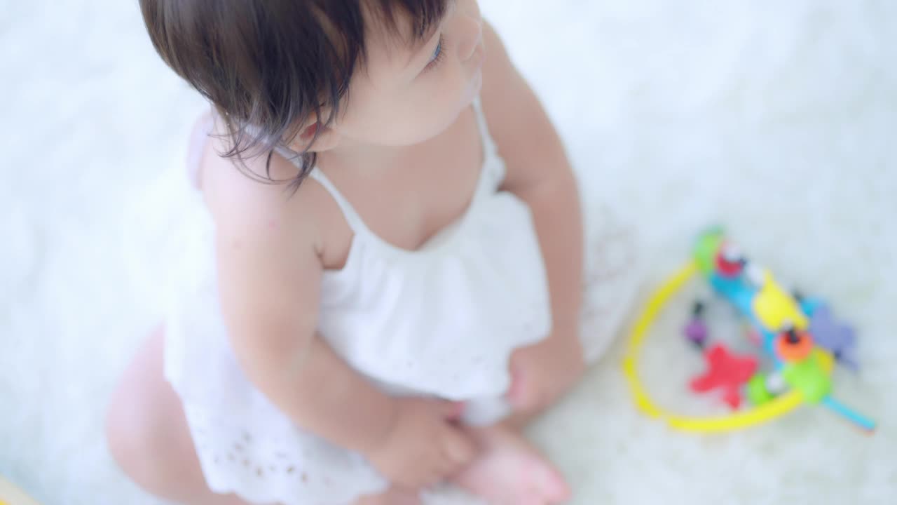 小女孩在家里玩玩具。视频素材