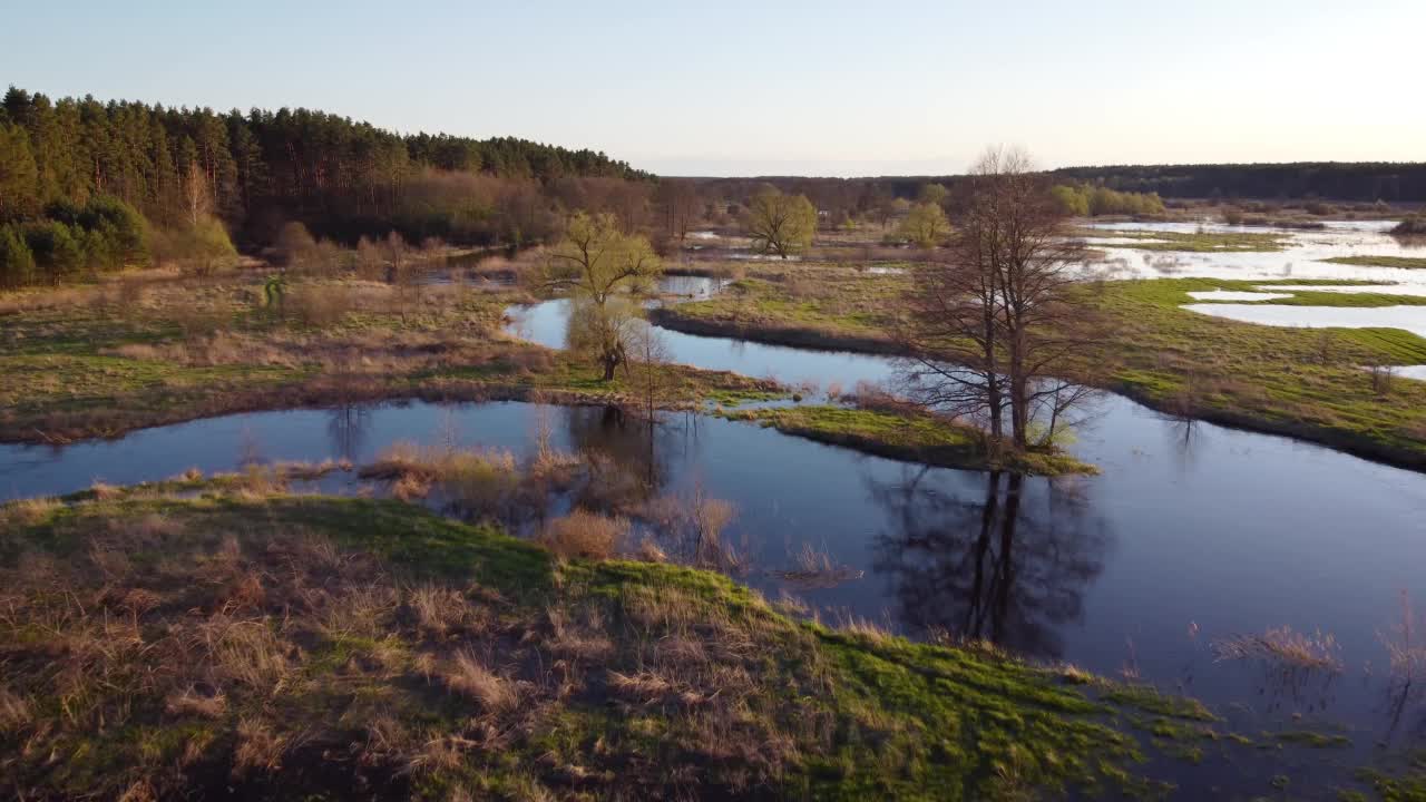 晚上洪水泛滥的河流的航拍画面视频素材