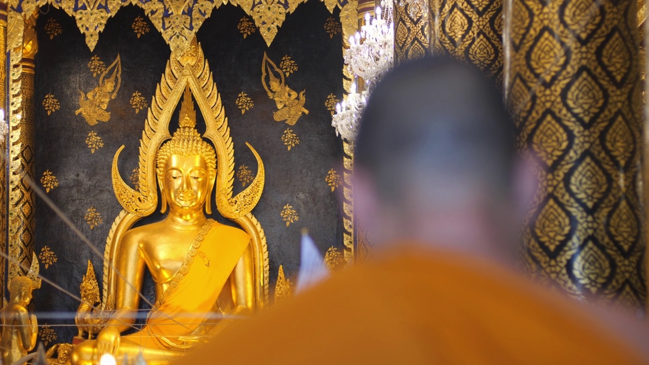 僧侣们正在诵经。泰国寺庙里的祈祷和冥想视频素材