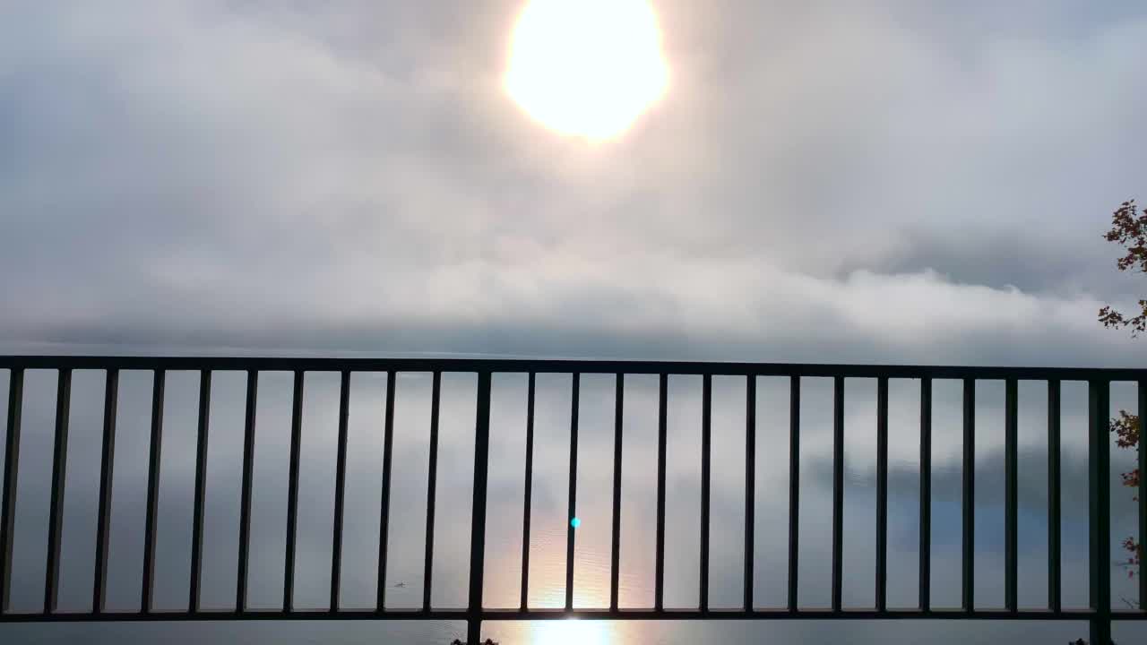 高山湖上的浮云和阳光栏杆视频素材