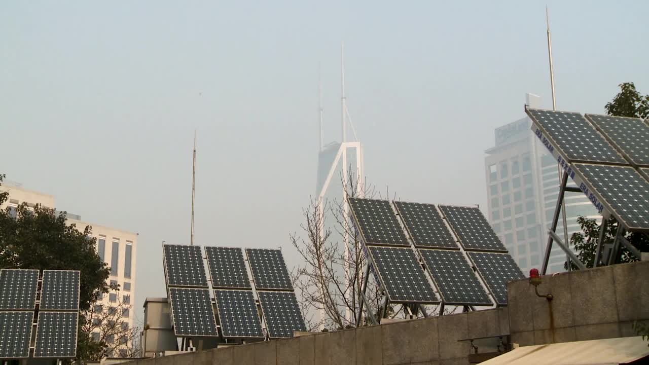 在上海市中心的人民广场，太阳能电池板正在使用视频下载