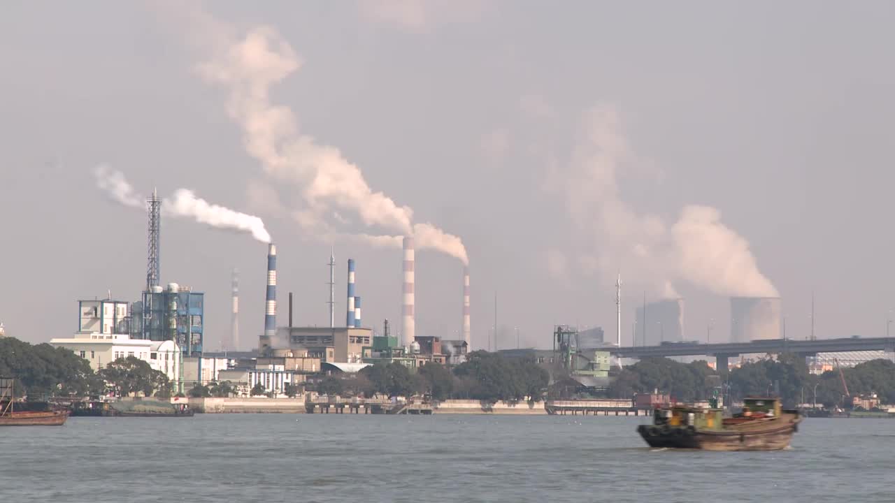 上海北部黄浦江上一座燃煤电厂的时间推移视频下载