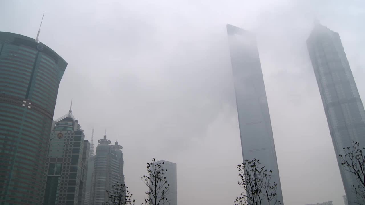 下雨天，金茂和上海环球金融中心摩天大楼的时间流逝视频下载