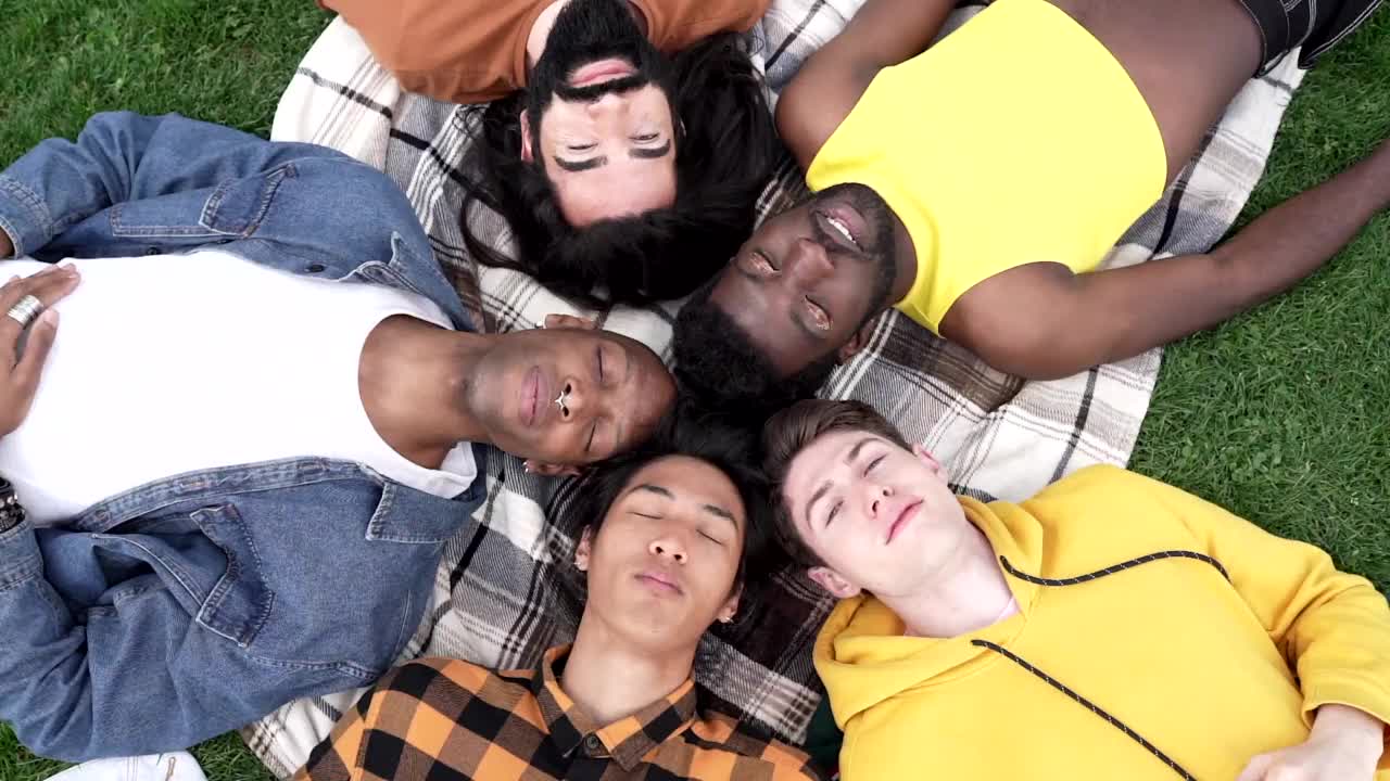 一群不同性别的男性朋友，多种族躺着，不种酒的男人视频下载