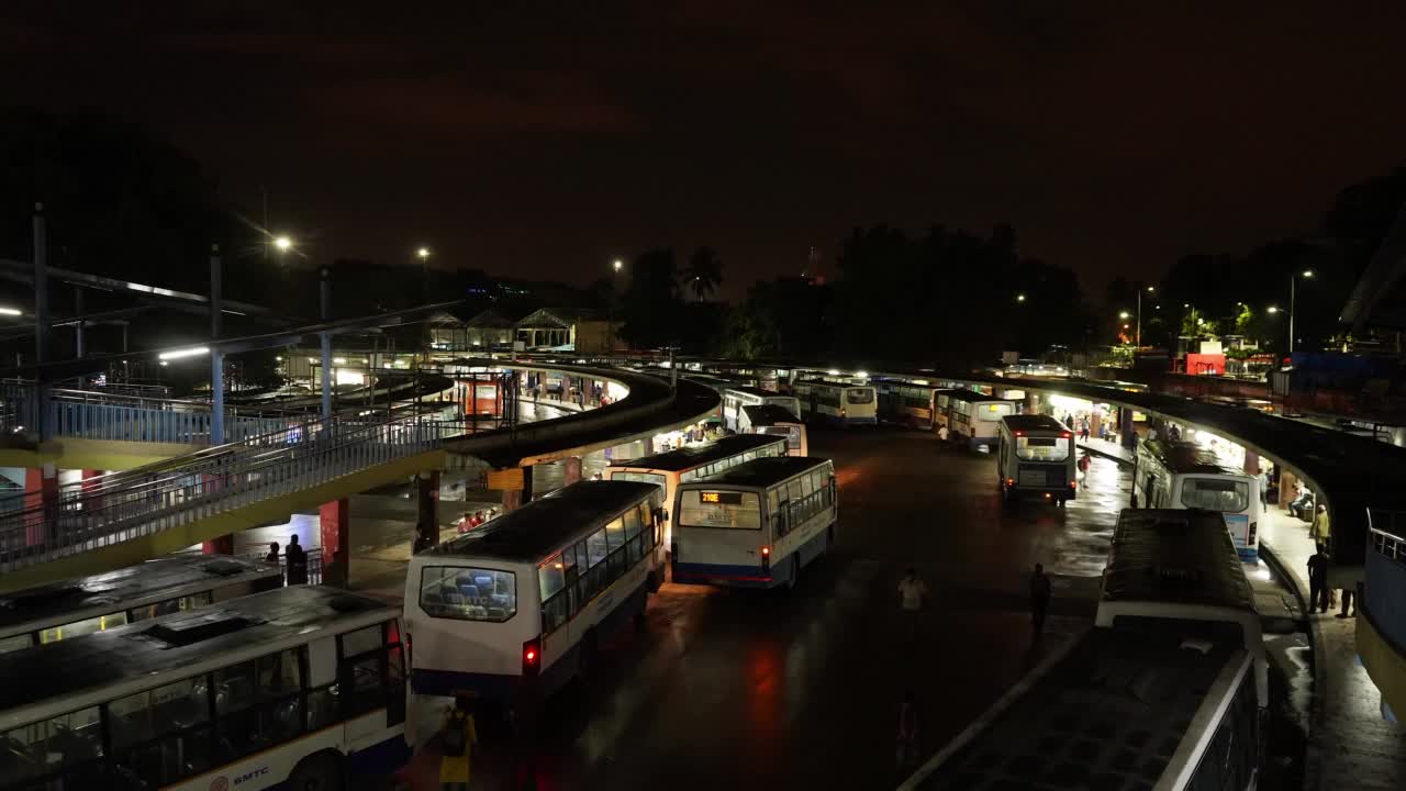 时间流逝，夜晚的肯佩高达汽车站，班加罗尔(班加罗尔)，印度视频素材