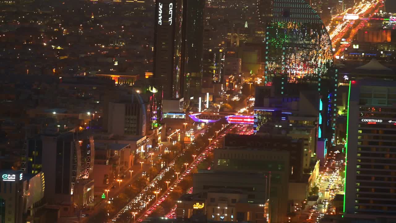 沙特阿拉伯利雅得，夜间城市道路上的交通视频下载