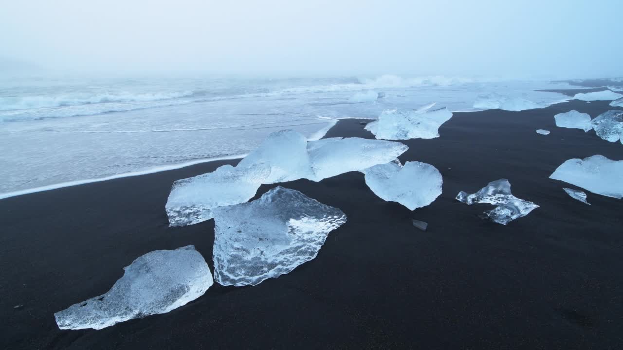 在黑色沙滩上有冰块的钻石海滩(Jökulsárlón Beach)。钻石海滩，Jökulsárlón，大西洋，奥斯特兰，冰岛。视频下载
