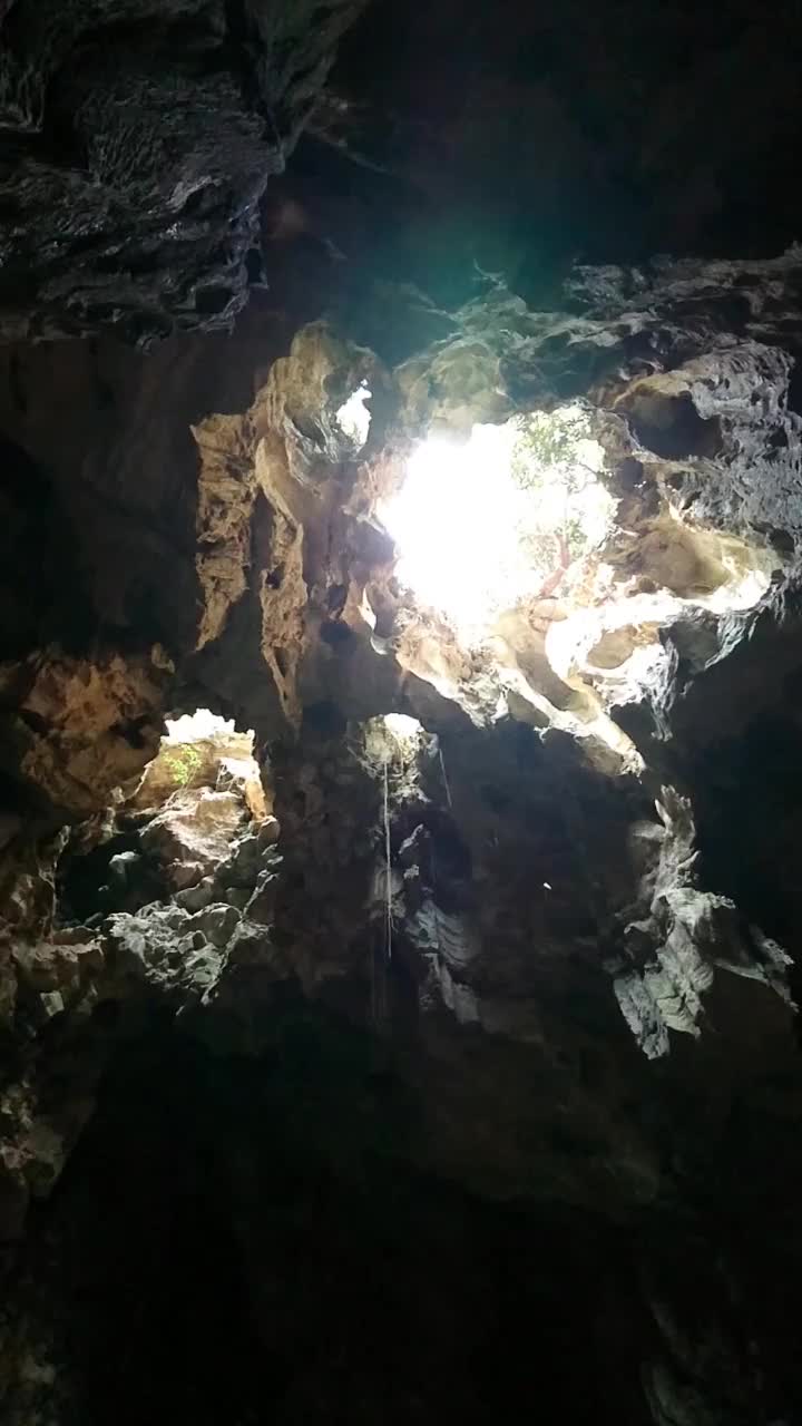 在越南岘港的大理石山脉Huyen Khong洞穴，阳光透过一个大型洞穴形状的井视频素材