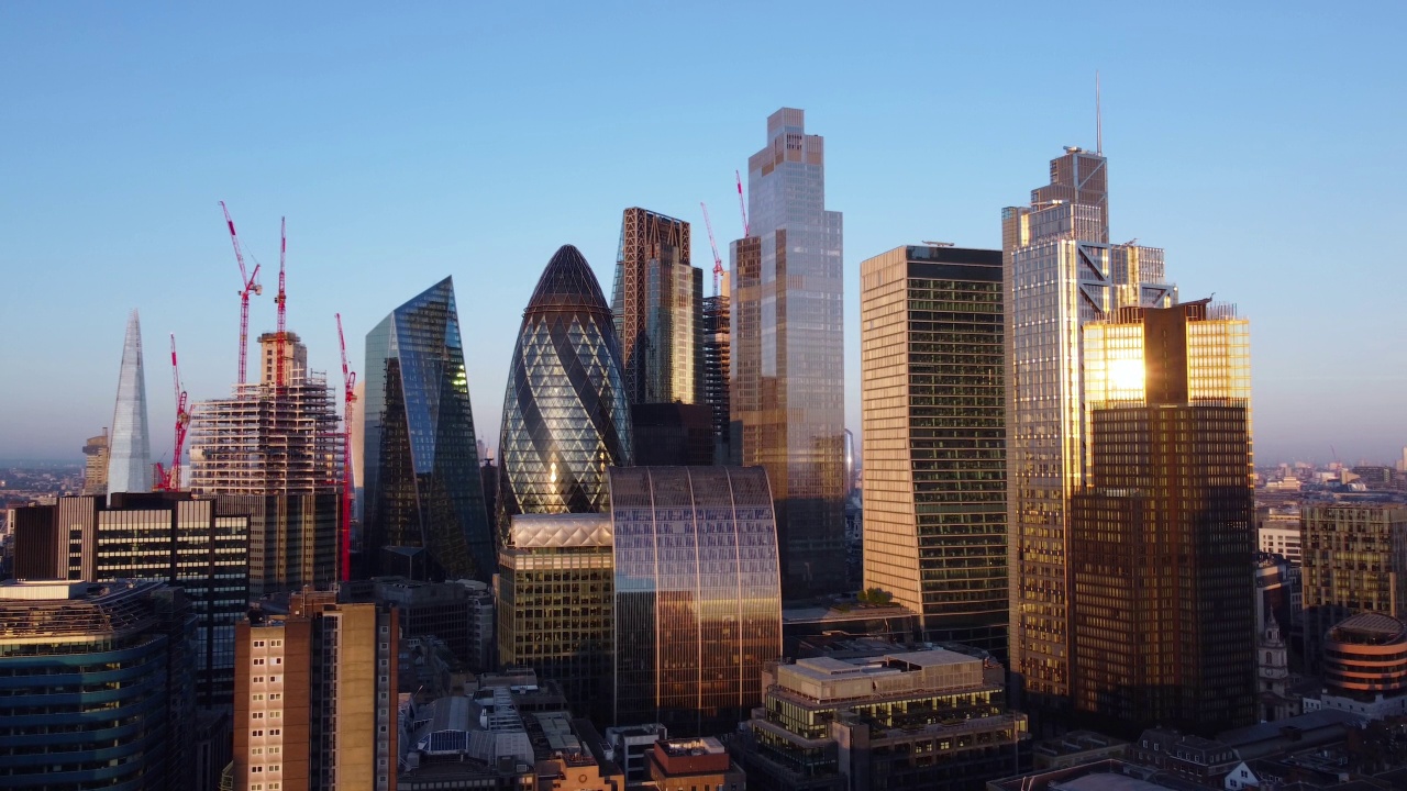 日出时的伦敦金融城鸟瞰图。跟踪射击从R到L。视频下载