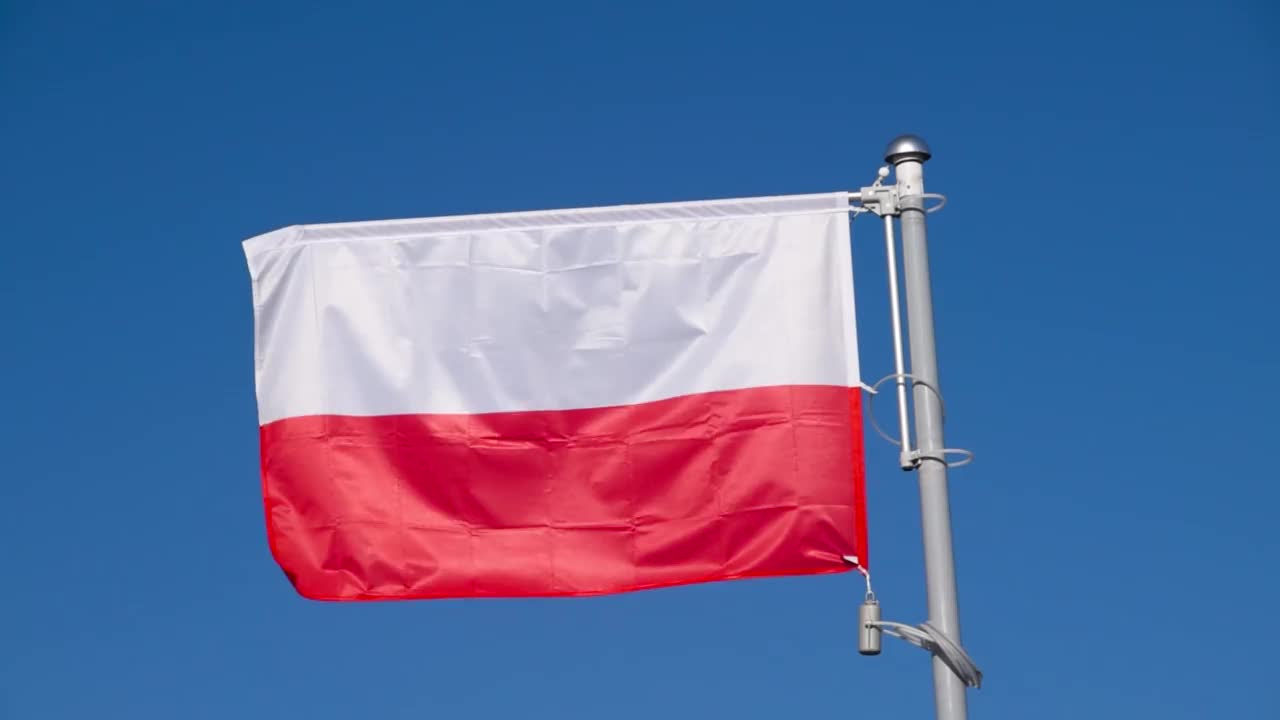 波兰国旗迎风飘扬。白色和红色的旗帜在蓝天。波兰国旗。视频素材