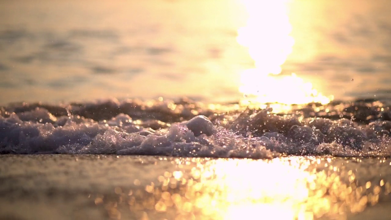 日落时的海浪视频素材