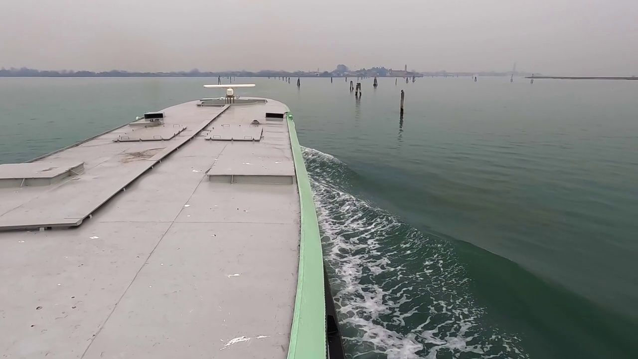 意大利威尼斯，驶向威尼斯泻湖岛屿的渡船的不同寻常和独特的高角度视角。慢动作视频素材