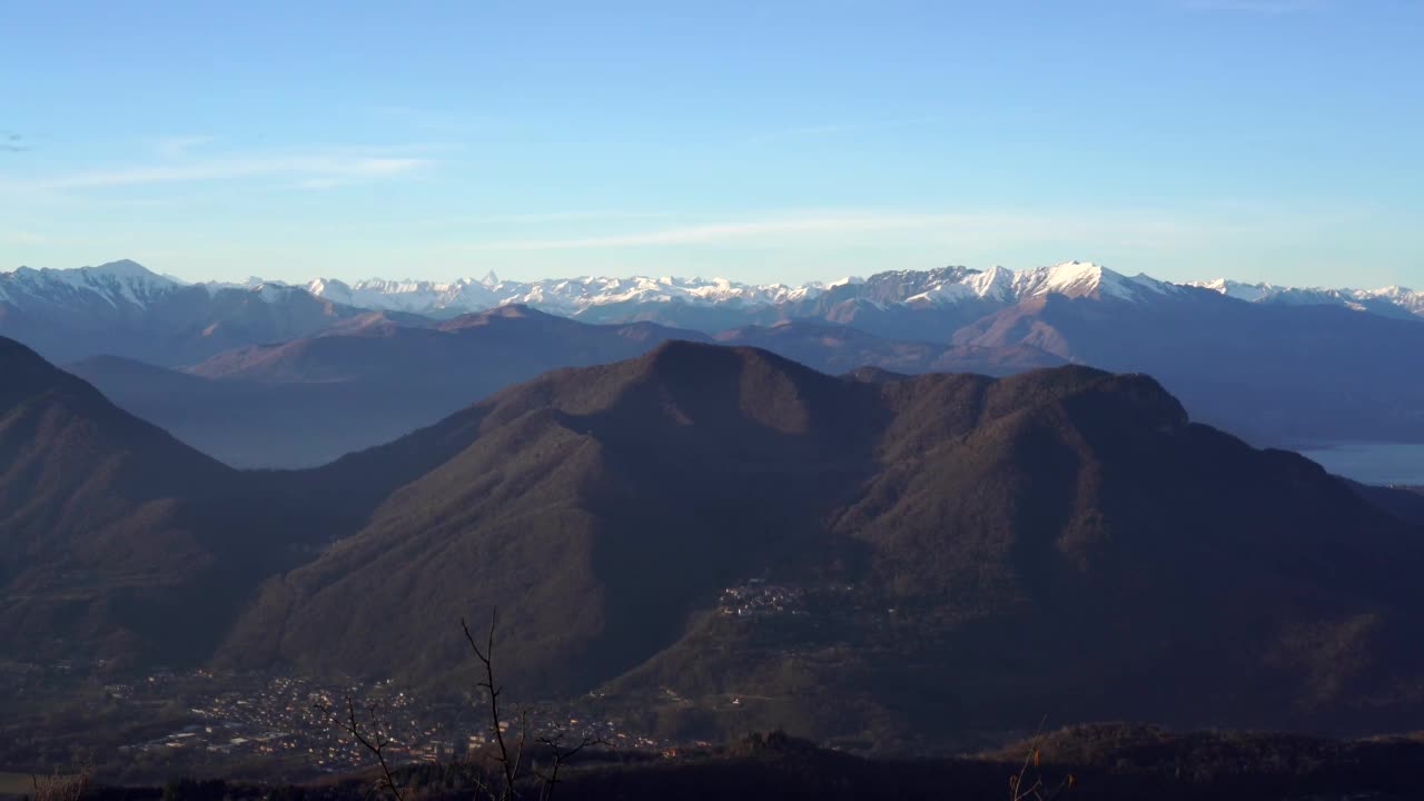 从空中俯瞰意大利瑞士阿尔卑斯山的全景。电影平移视频素材