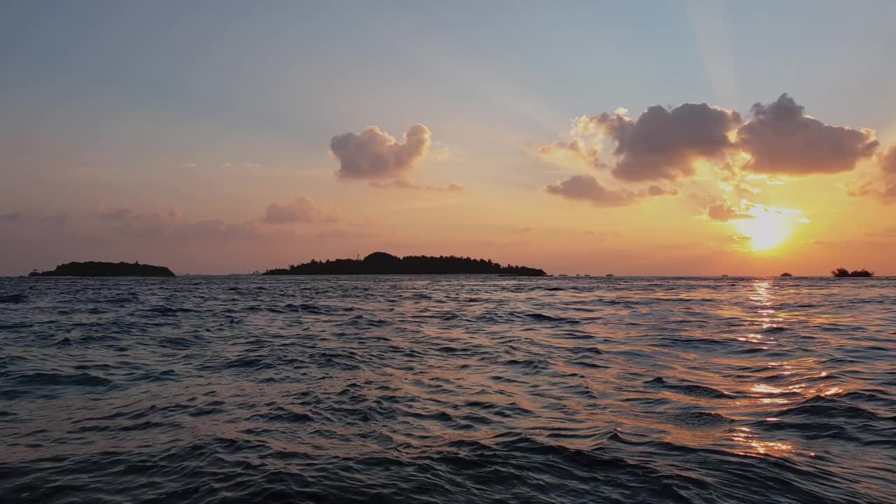 低角度慢动作浪漫的日落与阳光在马尔代夫视频素材