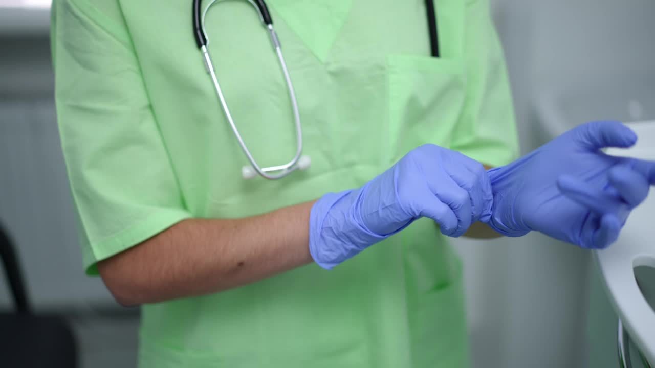 戴着医用手套的陌生女子站在医院室内。年轻苗条的白人医生准备在诊所检查。保健和专门知识的概念。视频素材