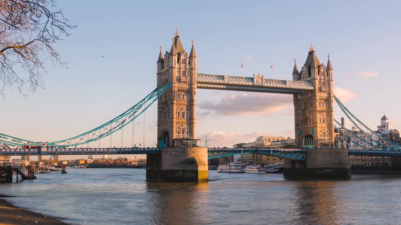 塔桥，伦敦，英格兰在夏天的延时平移，缩放和上升视频下载