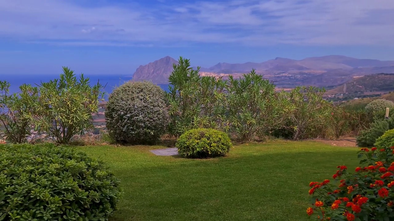 从Valderice在意大利西西里岛的花园看到的科法诺山全景移动视图。慢动作视频素材