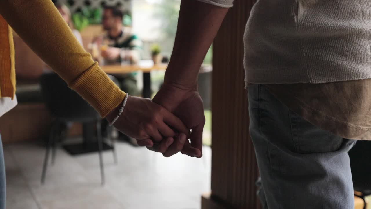 一群情侣在咖啡馆里互相问候视频素材