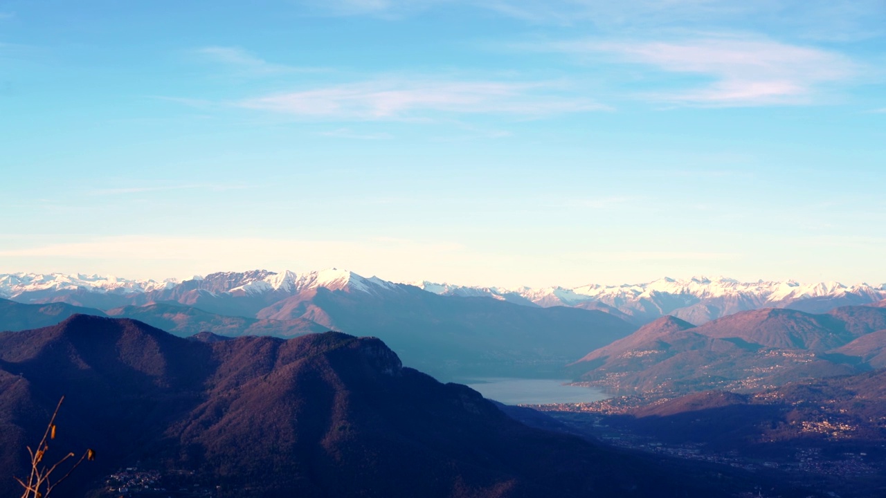 从Campo Dei Fiori航拍意大利瑞士阿尔卑斯山全景图视频素材